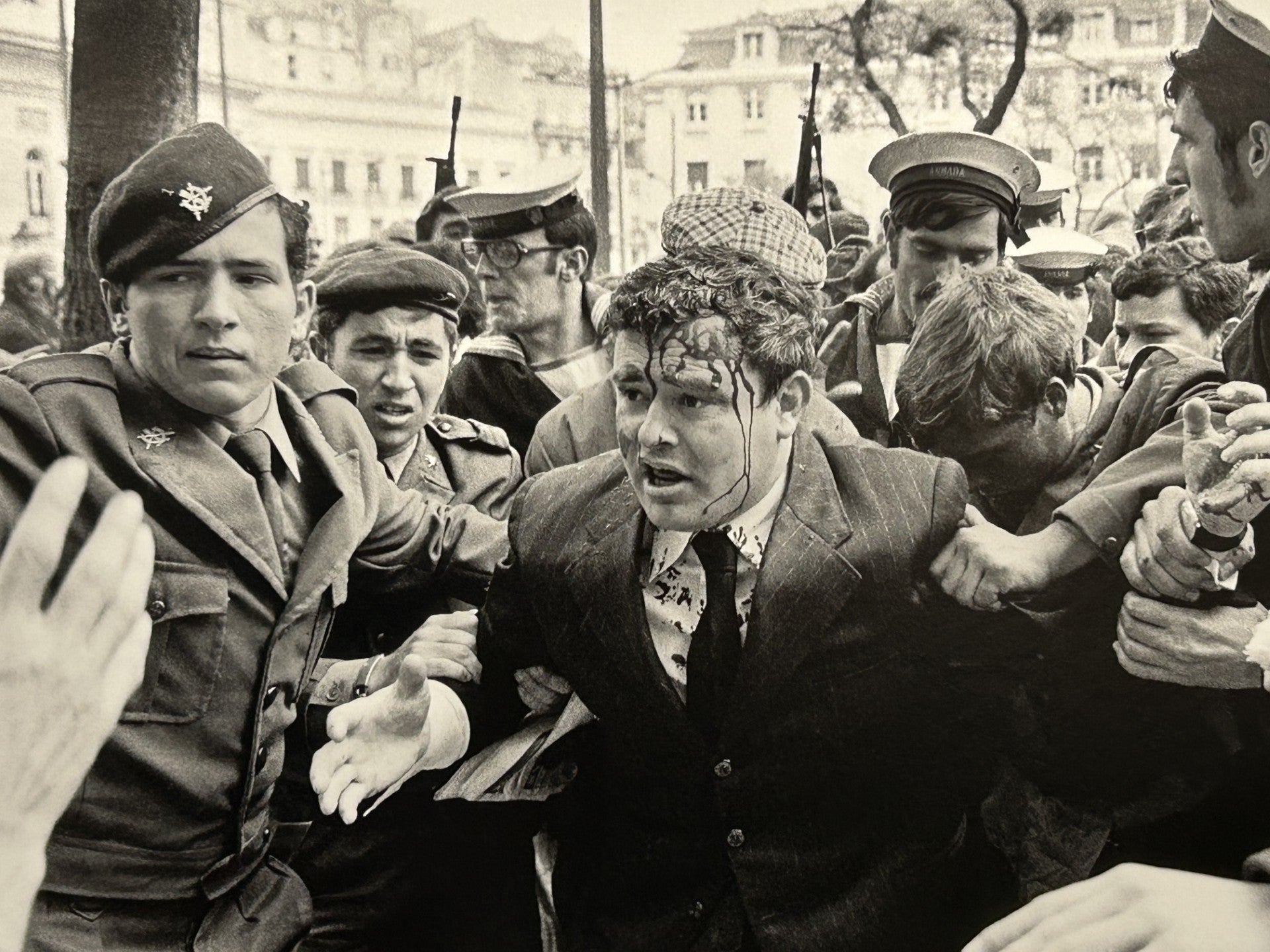 A Democracia não vai morrer na rua, como a ditadura. Vai morrer nas urnas. Em silêncio.